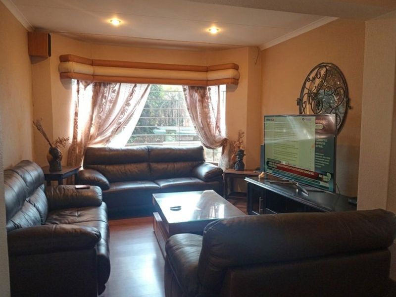Spacious 3-Bedroom Family Home with Cottage in the Heart of  Oakdene, Johannesburg - Photo 5