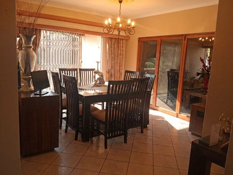 Spacious 3-Bedroom Family Home with Cottage in the Heart of  Oakdene, Johannesburg - Photo 4