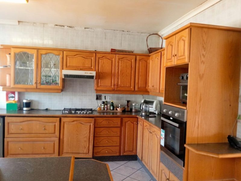 Spacious 3-Bedroom Family Home with Cottage in the Heart of  Oakdene, Johannesburg - Photo 1