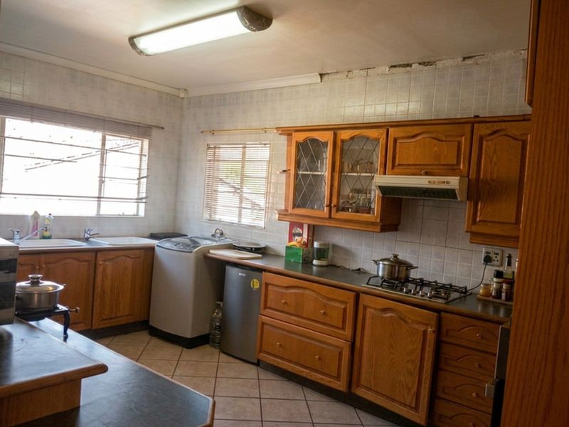 Spacious 3-Bedroom Family Home with Cottage in the Heart of  Oakdene, Johannesburg - Photo 3