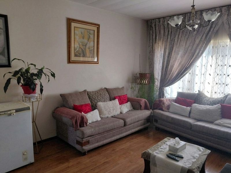 Apartment For Sale in Edleen, Kempton Park - Photo 2