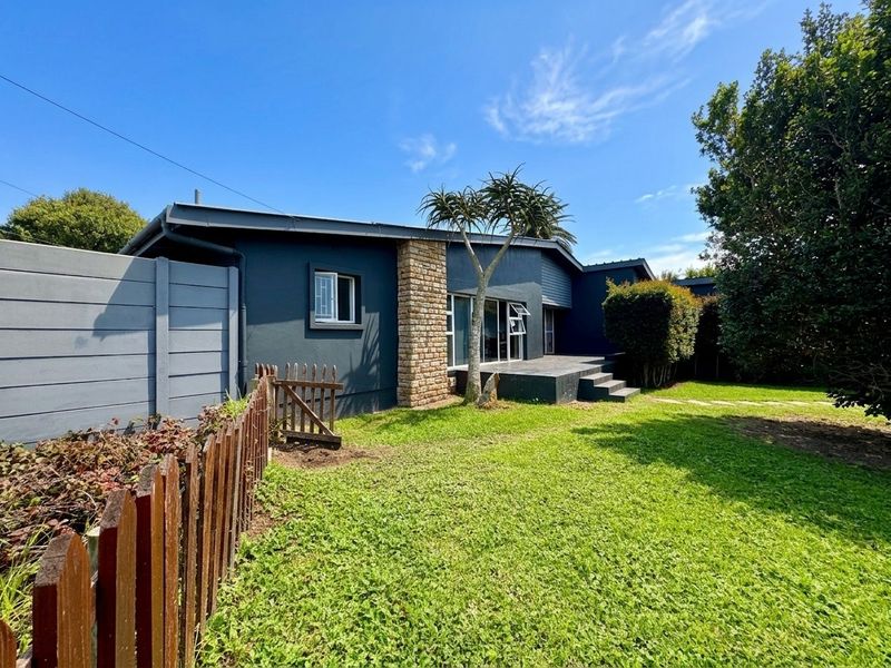 Spacious Family Living in a Prime Mossel Bay Central Location - Photo 10