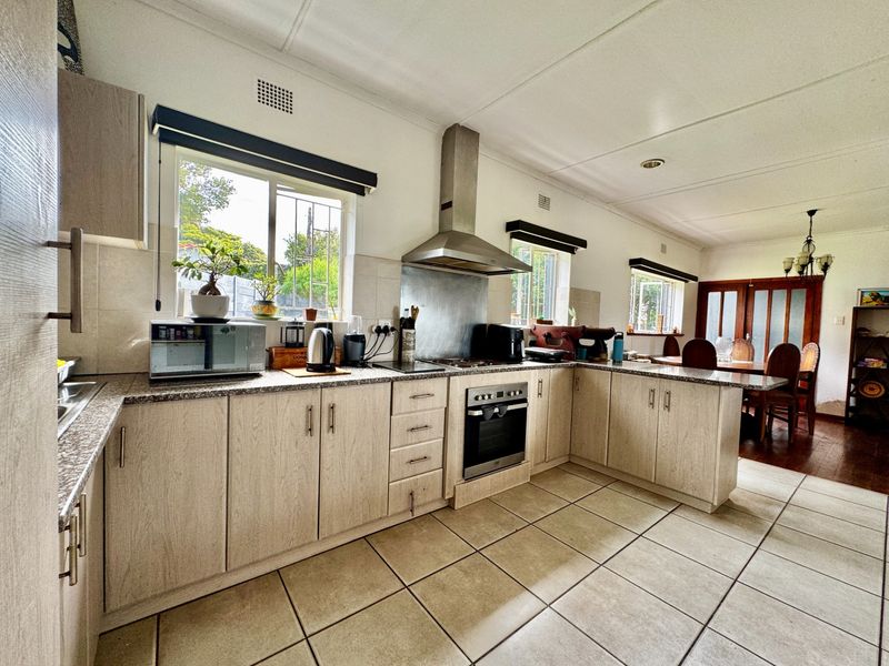 Spacious Family Living in a Prime Mossel Bay Central Location - Photo 6