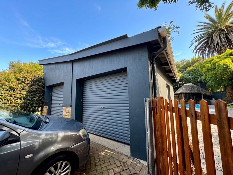 Spacious Family Living in a Prime Mossel Bay Central Location - Photo 3