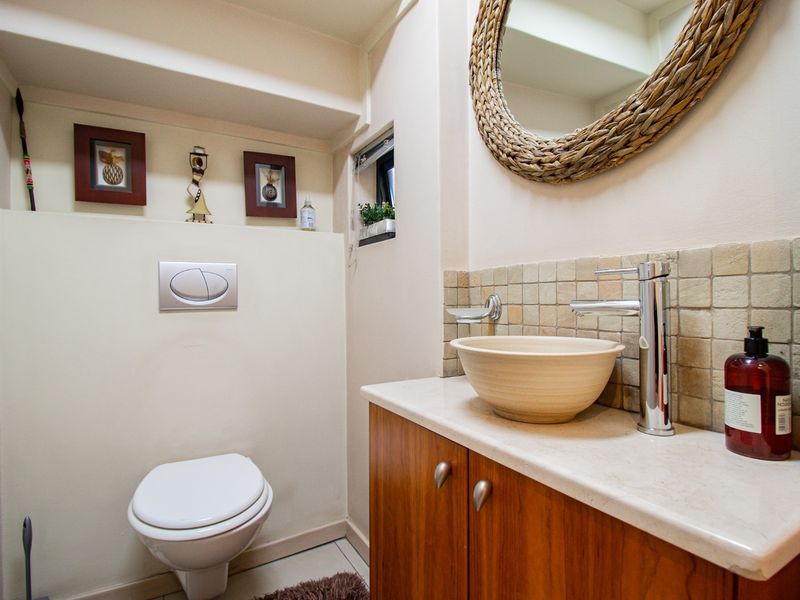 Elegant Family Living in an Exclusive Secure Estate in St Andrews - Photo 3