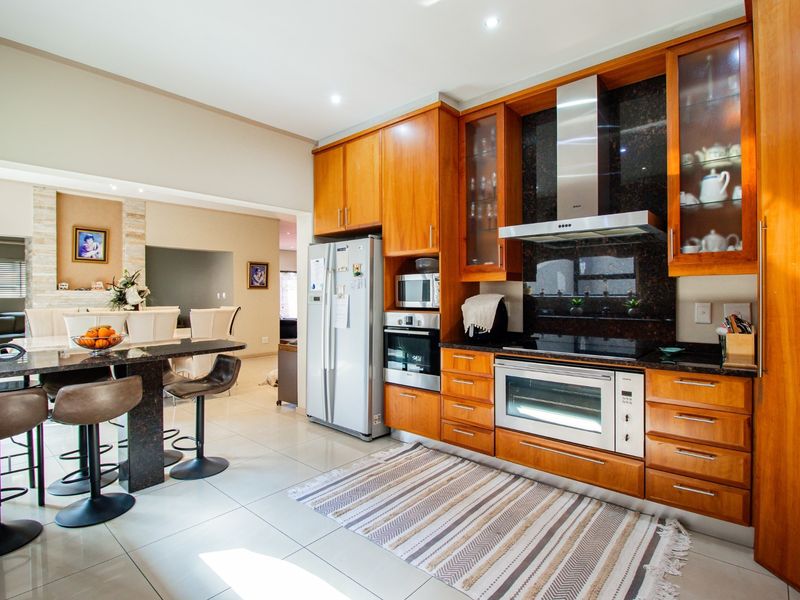 Elegant Family Living in an Exclusive Secure Estate in St Andrews - Photo 10