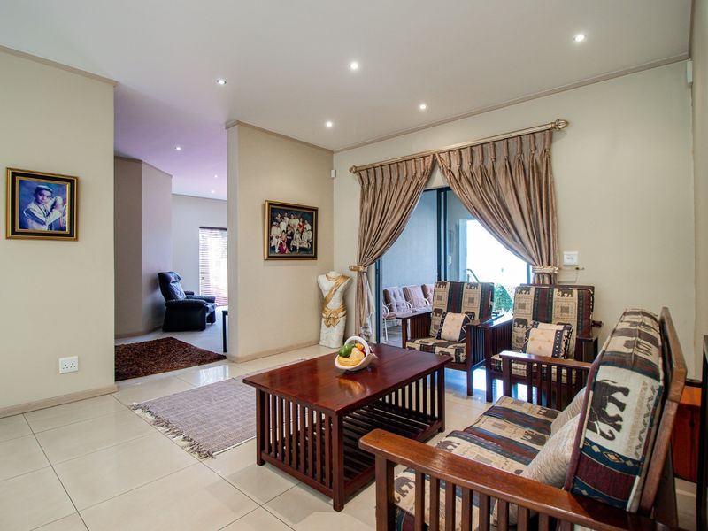 Elegant Family Living in an Exclusive Secure Estate in St Andrews - Photo 9