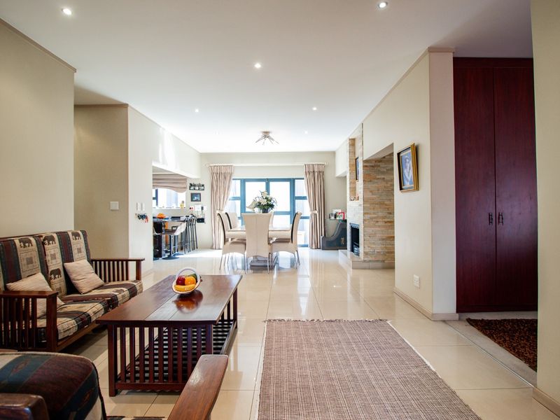Elegant Family Living in an Exclusive Secure Estate in St Andrews - Photo 8