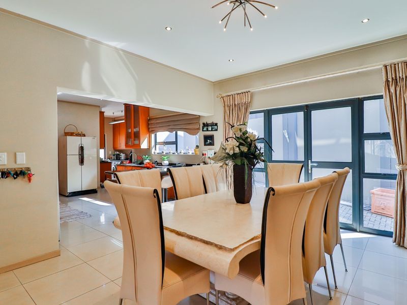 Elegant Family Living in an Exclusive Secure Estate in St Andrews - Photo 7