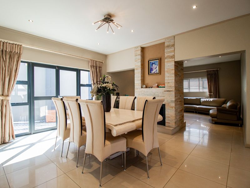 Elegant Family Living in an Exclusive Secure Estate in St Andrews - Photo 6