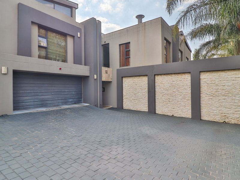 Elegant Family Living in an Exclusive Secure Estate in St Andrews - Photo 2