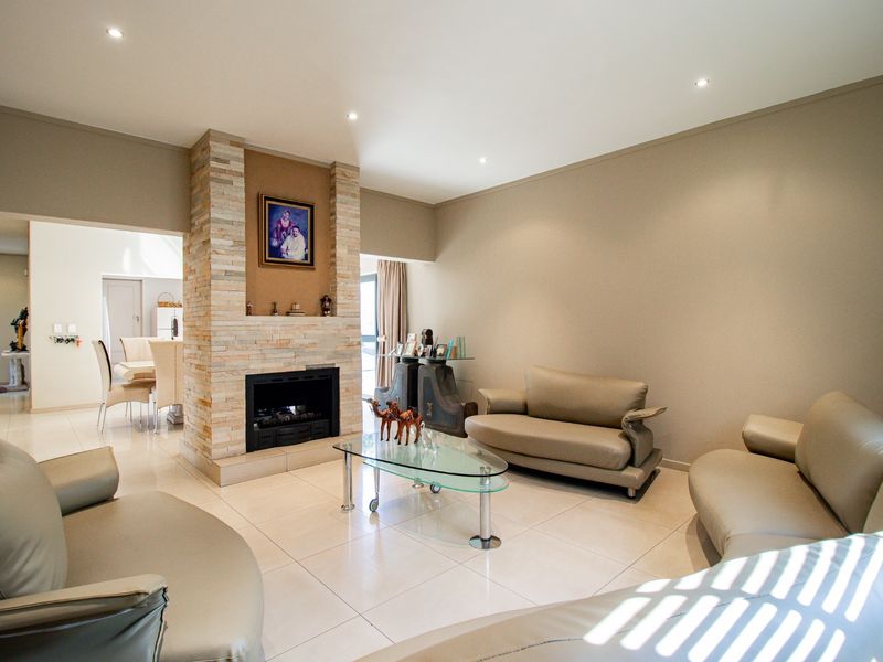 Elegant Family Living in an Exclusive Secure Estate in St Andrews - Photo 4