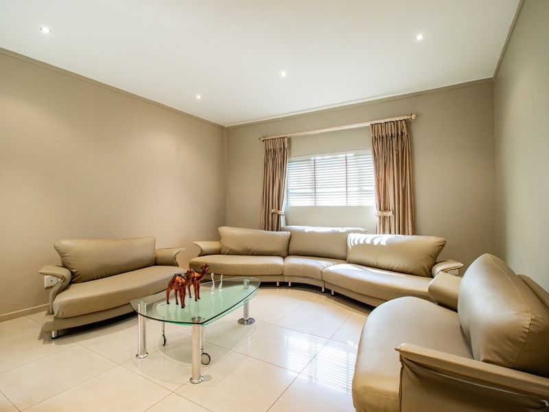 Elegant Family Living in an Exclusive Secure Estate in St Andrews - Photo 5