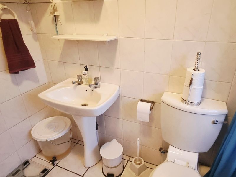 Three bedroom garden unit with double garage in Birchleigh - Photo 10