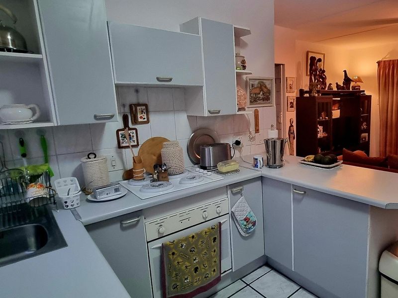 Three bedroom garden unit with double garage in Birchleigh - Photo 8