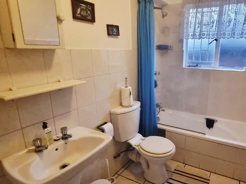Three bedroom garden unit with double garage in Birchleigh - Photo 9