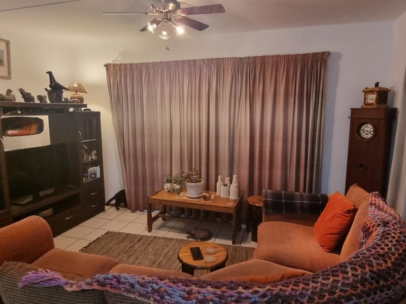 Three bedroom garden unit with double garage in Birchleigh - Photo 6