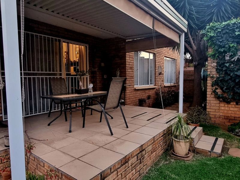 Three bedroom garden unit with double garage in Birchleigh - Photo 3