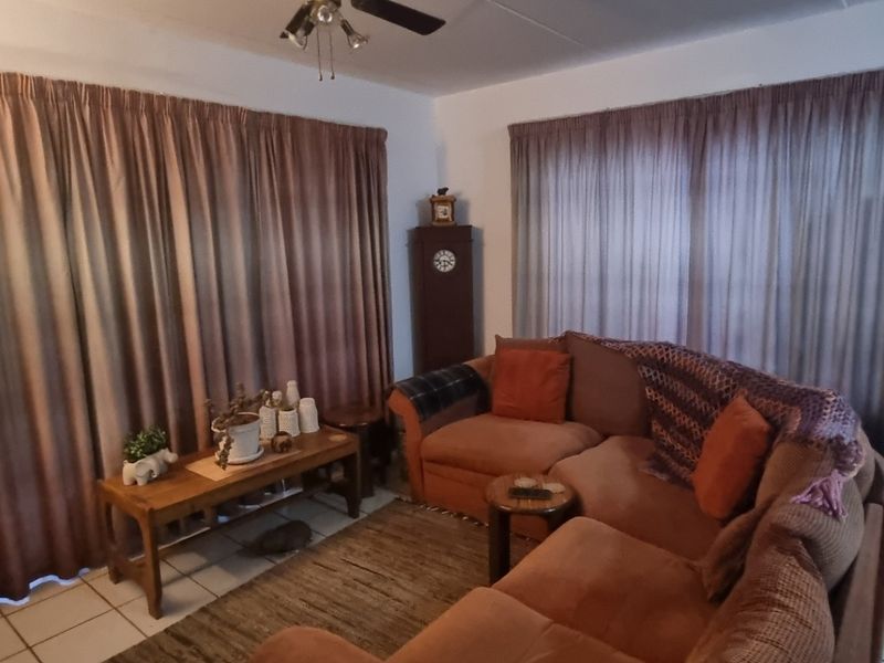 Three bedroom garden unit with double garage in Birchleigh - Photo 5
