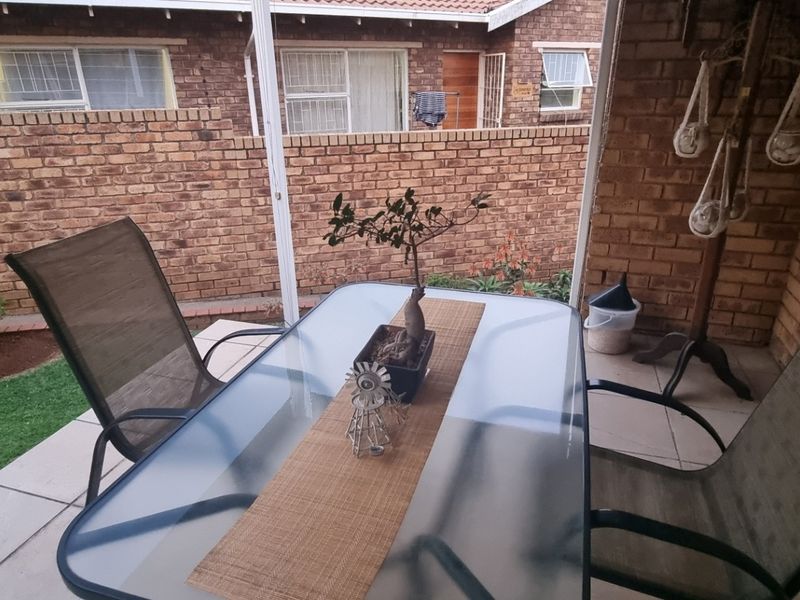 Three bedroom garden unit with double garage in Birchleigh - Photo 4