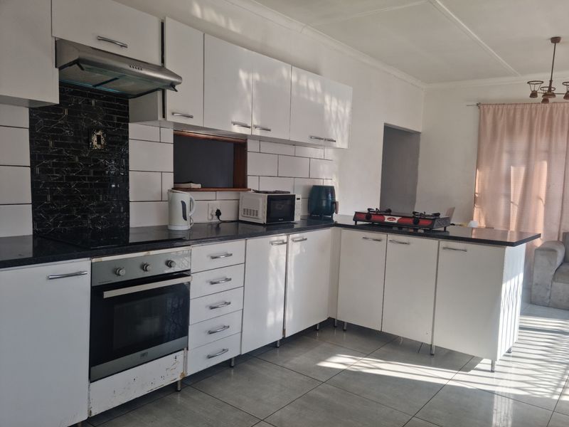 Large Corner 4 Bed House in Bosmont with a Pool - Photo 1
