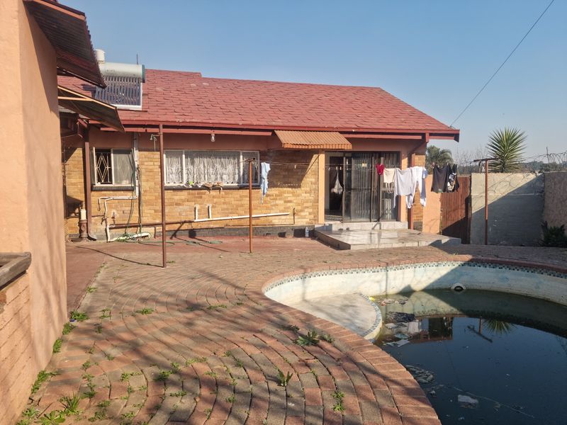 Large Corner 4 Bed House in Bosmont with a Pool - Photo 4