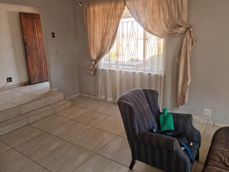 Large Corner 4 Bed House in Bosmont with a Pool - Photo 6