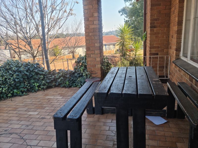 Large Corner 4 Bed House in Bosmont with a Pool - Photo 3