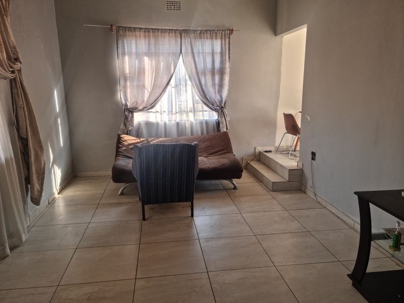 Large Corner 4 Bed House in Bosmont with a Pool - Photo 2