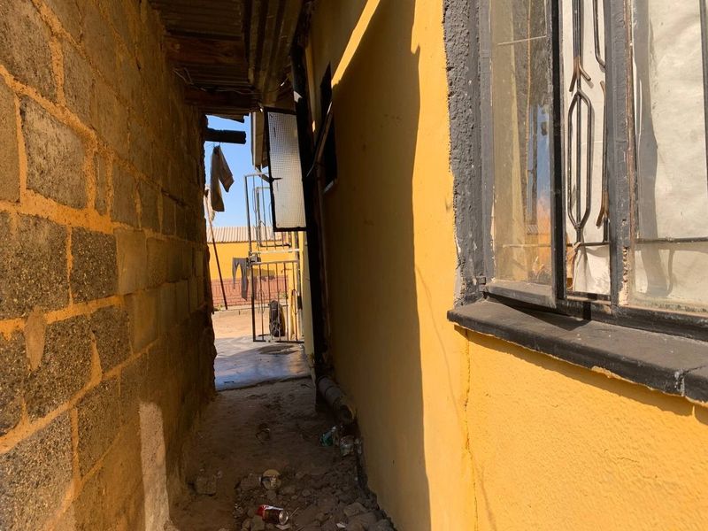 House For Sale in Makulong, Tembisa - Photo 3