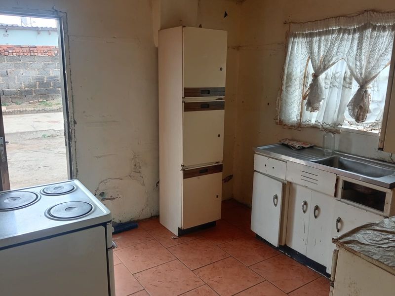 2 Bedroom House To Rent in Senaoane, Soweto - Photo 3