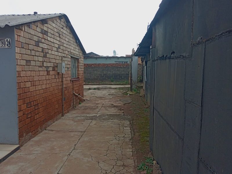 2 Bedroom House To Rent in Senaoane, Soweto - Photo 2