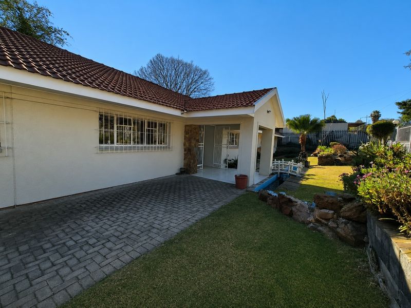 Discover Exceptional Family Living. A stunning Freestanding home in sought-after Monument - Photo 2