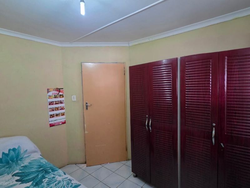 Comfortable Family Living in a Secure 3 Bedroom Home with Modern Kitchen - Photo 10
