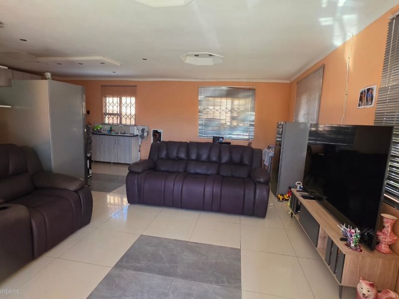 Comfortable Family Living in a Secure 3 Bedroom Home with Modern Kitchen - Photo 3