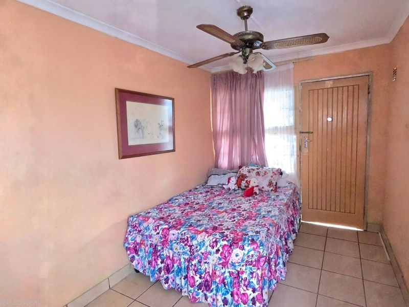 Comfortable Family Living in a Secure 3 Bedroom Home with Modern Kitchen - Photo 8