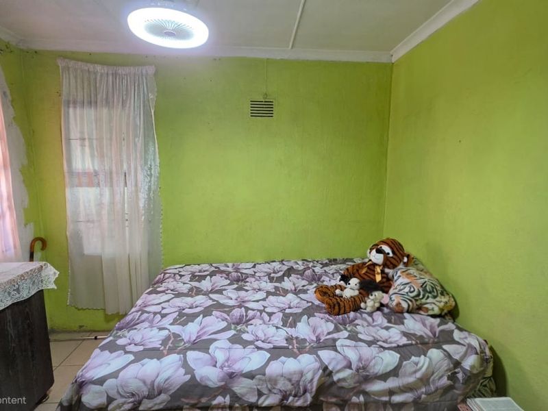 Comfortable Family Living in a Secure 3 Bedroom Home with Modern Kitchen - Photo 6