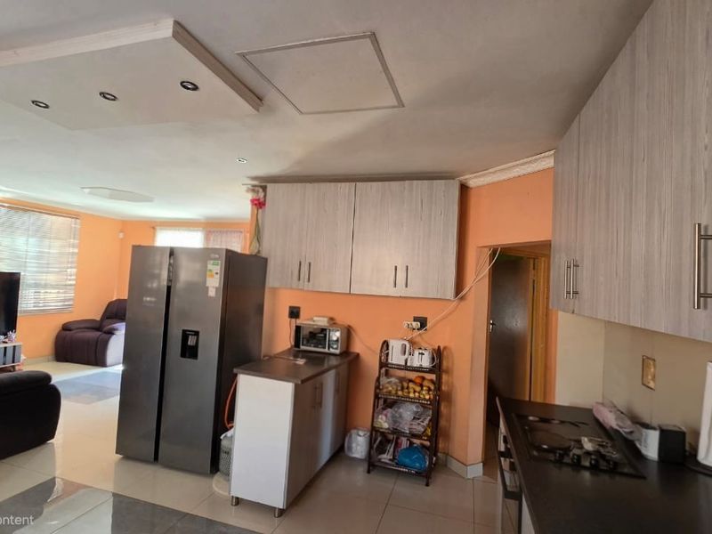 Comfortable Family Living in a Secure 3 Bedroom Home with Modern Kitchen - Photo 5