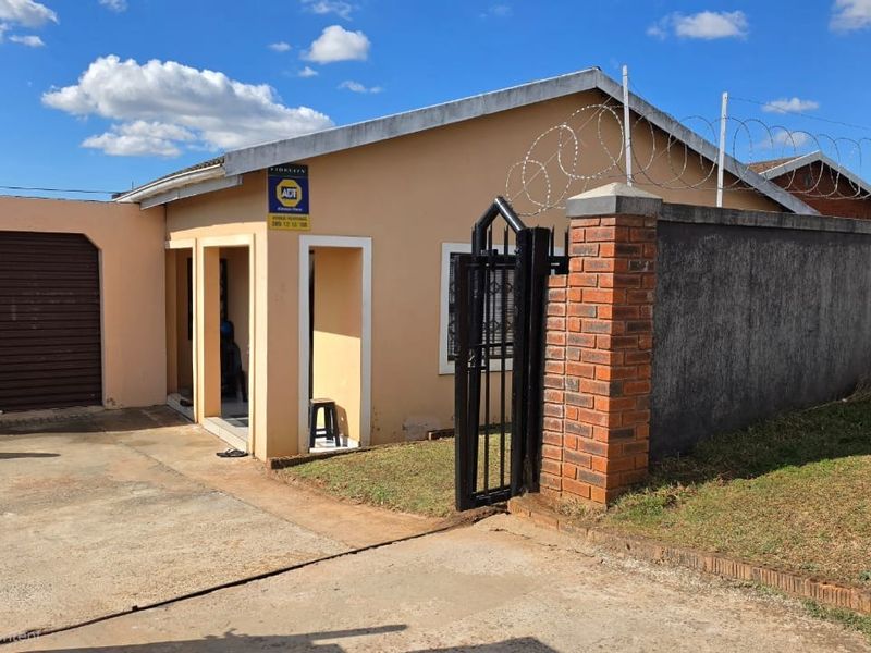 Comfortable Family Living in a Secure 3 Bedroom Home with Modern Kitchen - Photo 2