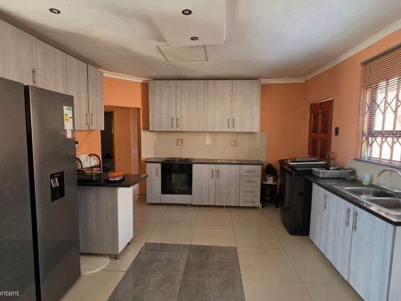 Comfortable Family Living in a Secure 3 Bedroom Home with Modern Kitchen - Photo 4