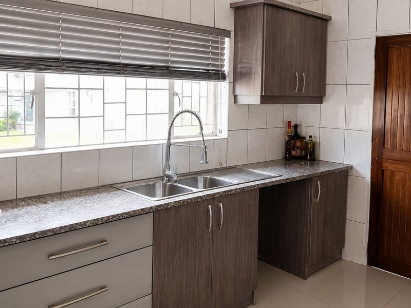 Spacious 3 Bedroom Family Home with Study in Mandini - Photo 8