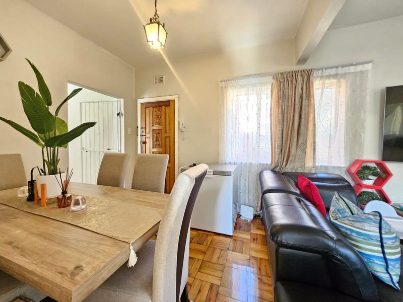 Charming 2 Bedroom First Floor Apartment with Spacious Living Areas - Photo 7