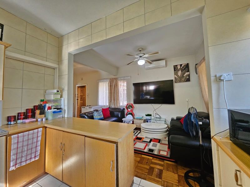Charming 2 Bedroom First Floor Apartment with Spacious Living Areas - Photo 6