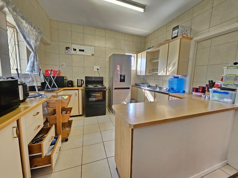Charming 2 Bedroom First Floor Apartment with Spacious Living Areas - Photo 5