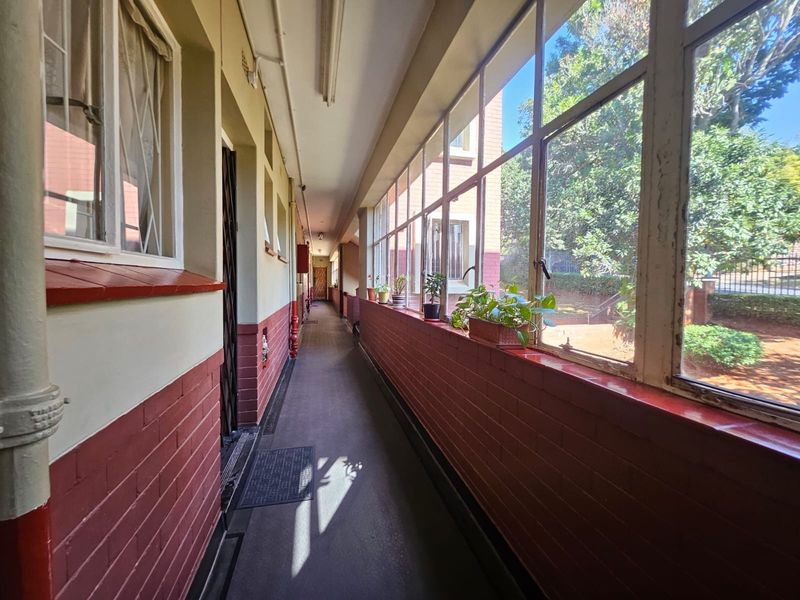 Charming 2 Bedroom First Floor Apartment with Spacious Living Areas - Photo 2