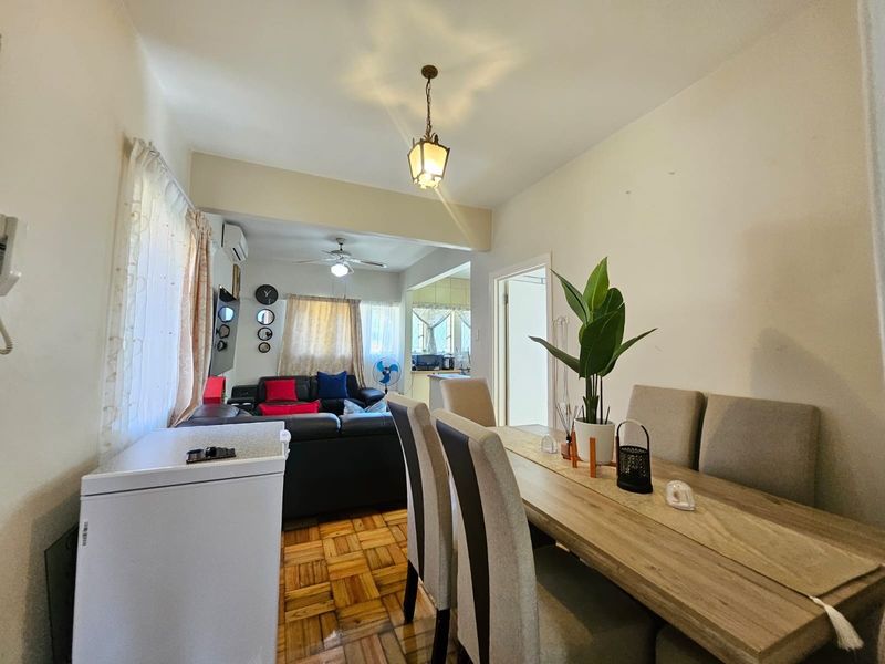 Charming 2 Bedroom First Floor Apartment with Spacious Living Areas - Photo 4
