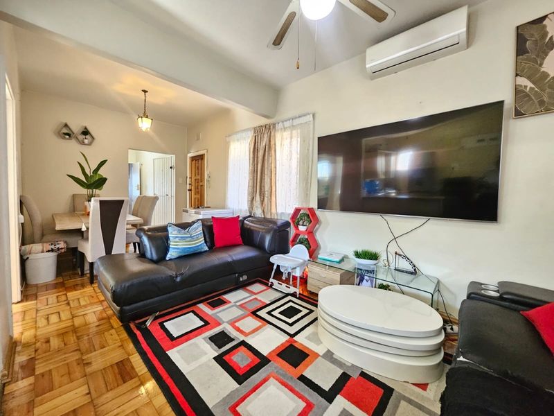 Charming 2 Bedroom First Floor Apartment with Spacious Living Areas - Photo 3