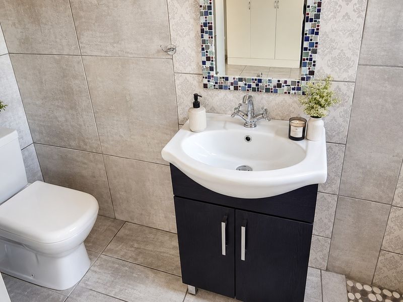 Versatile Family Living with a Stylish Flatlet in the Heart of Northmead - Photo 5