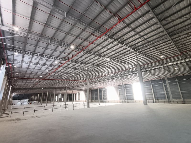 Spacious industrial warehouse featuring a high-clearance steel portal frame, integrated fire sprinkler system, and polished concrete flooring.