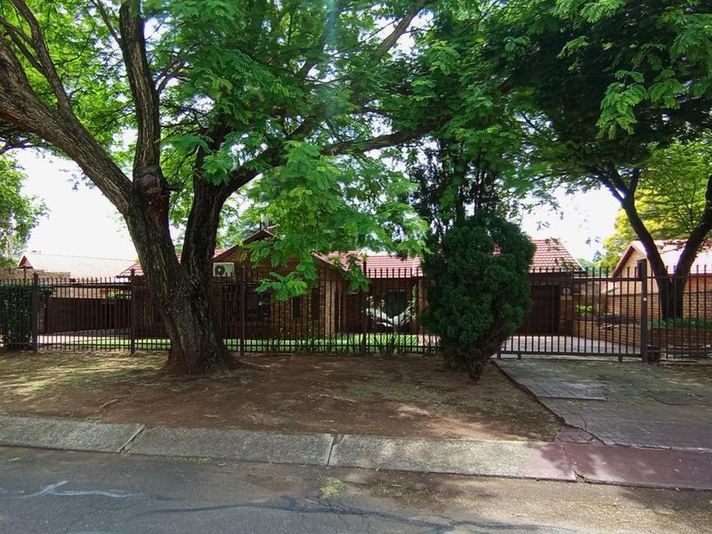 House For Sale in Rooihuiskraal North, Centurion (MR647786) - Photo 2